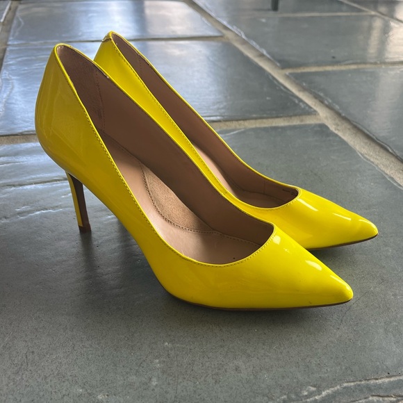 *SOLD* Neon yellow Pumps Heels Banana Republic Sz 8.5 - Picture 2 of 8